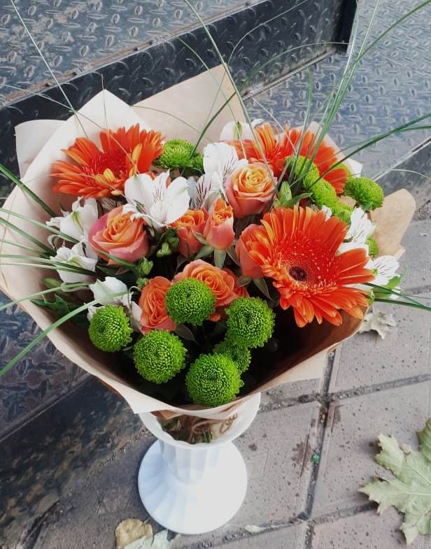 Букет цветов из: Герберы, Хризантемы, Альстромерии и Розы в Заре