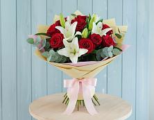 Букет цветов из:  Лилии и Розы в Заре