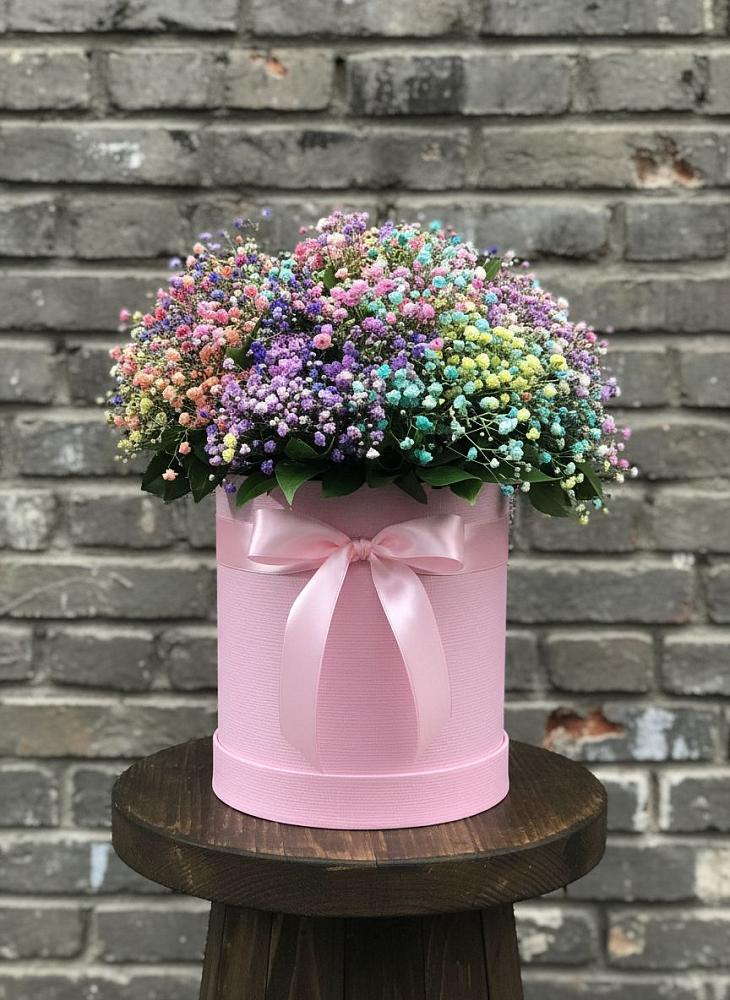 Цветочная композиция из Гипсофила и Розы в шляпной коробке в Заре