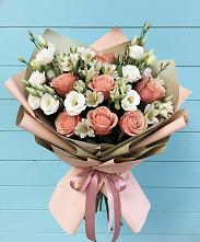 Букет цветов из:  Розы, Альстромерии и Лизиантусы в Заре