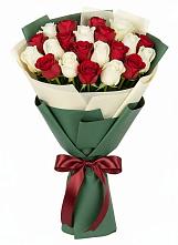 Букет Микс из красных и белых роз в Заре