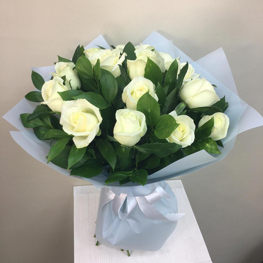Букет 15 Белых роз Проуд в Заре