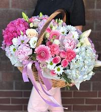 Композиция солнечный день в Заре Цветочная композиция из Розы, Хризантемы, Пионы и Лизиантусы в корзине в Заре