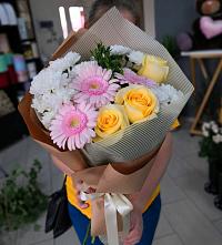 Букет цветов из:  Герберы, Розы и Хризантемы в Заре