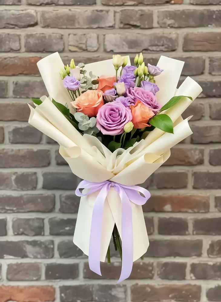 Букет цветов из: Лизиантусы и Розы в Заре