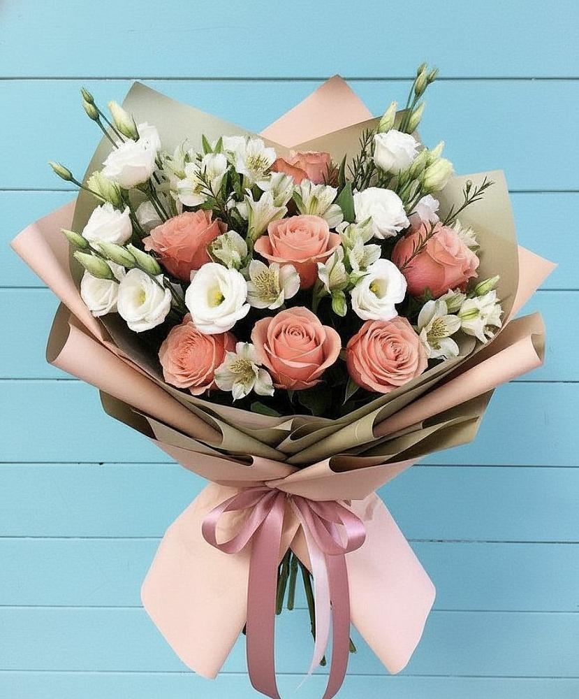 Букет цветов из: Розы, Альстромерии и Лизиантусы в Заре