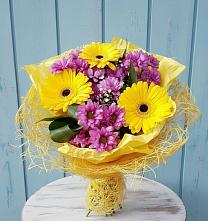 Букет цветов из:  Хризантемы и Герберы в Заре