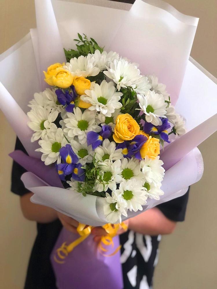 Букет цветов из: Ирисы, Хризантемы и Розы в Заре