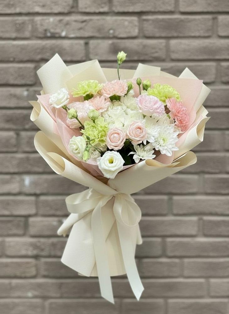 Букет цветов из: Гвоздики, Розы, Лизиантусы и Хризантемы в Заре