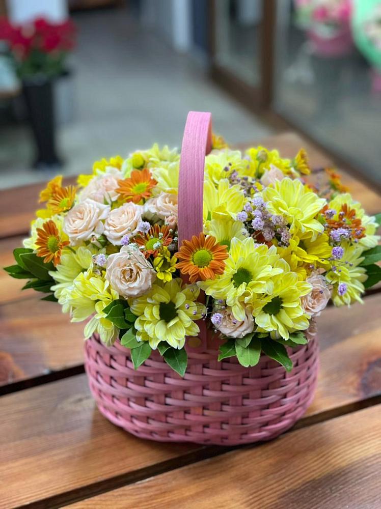Цветочная композиция из Хризантемы и Розы в корзине в Заре