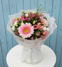 Букет цветов из:  Герберы, Альстромерии и Лизиантусы в Заре