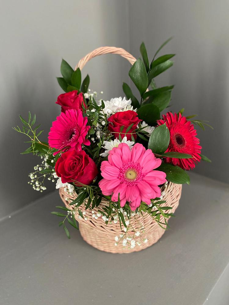 Цветочная композиция из Розы, Хризантемы и Герберы в корзине в Заре