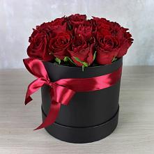 Цветочная композиция из Розы в шляпной коробке в Заре