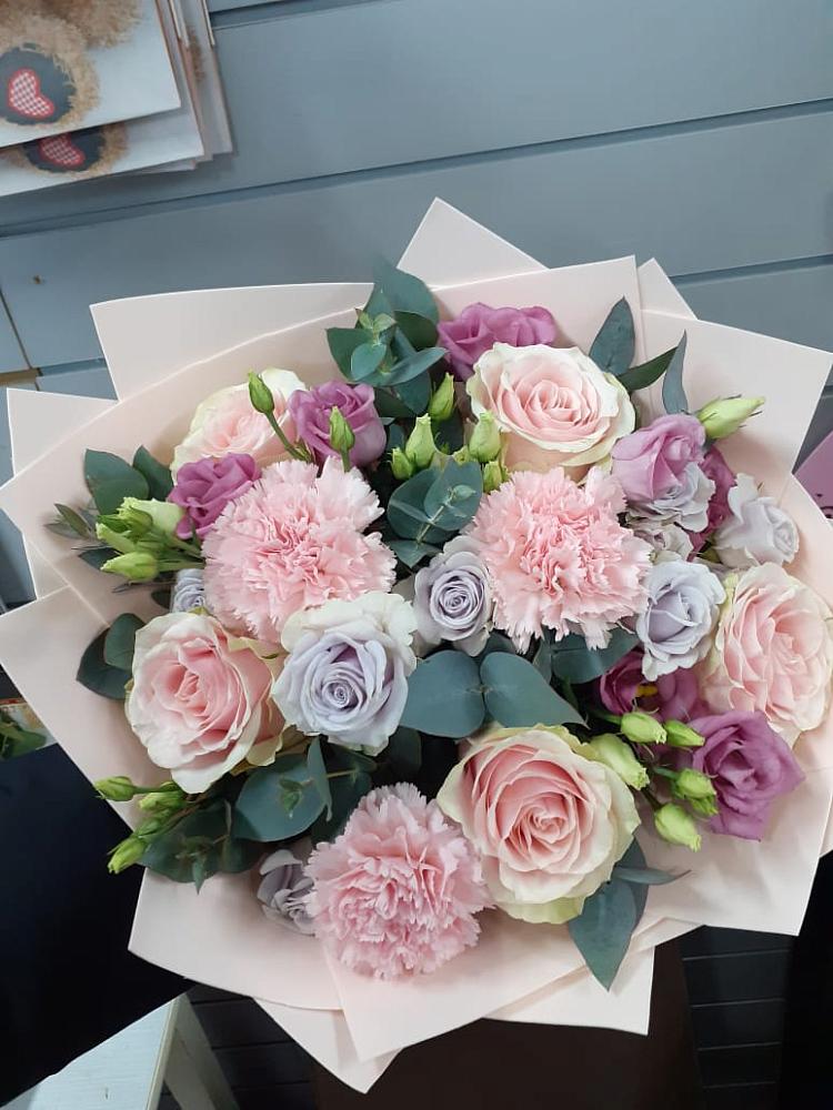 Букет цветов из: Розы, Гвоздики и Лизиантусы в Заре