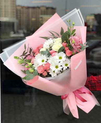 Букет цветов из: Розы, Лизиантусы и Хризантемы в Заре