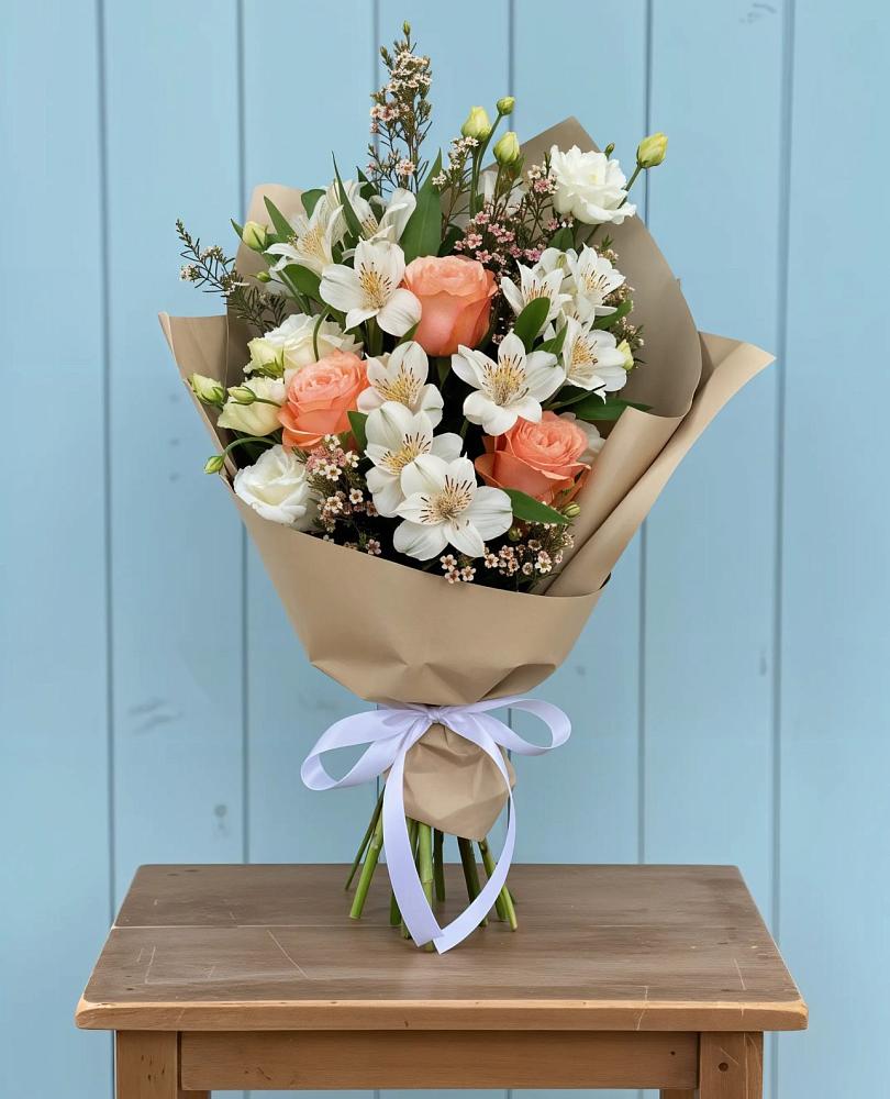 Букет цветов из: Альстромерии, Лизиантусы, Розы и Хризантемы в Заре