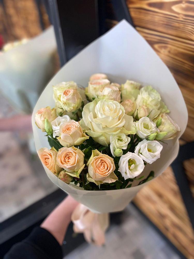 Букет цветов из: Розы и Лизиантусы в Заре