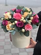 Цветочная композиция из Розы в шляпной коробке в Заре